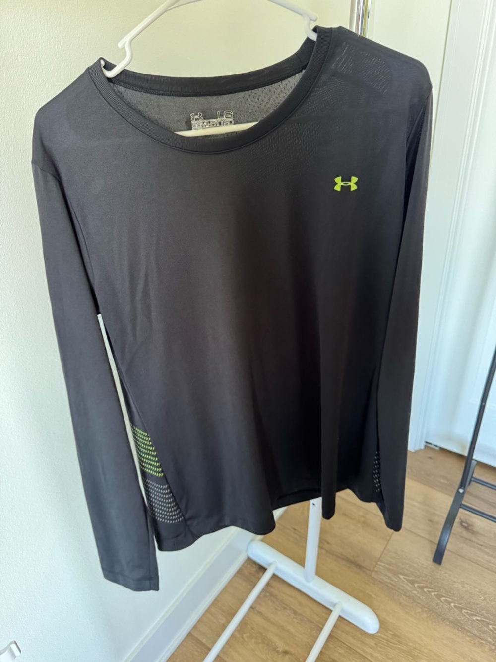 Black Under Armour Men's Semi Fitted long-sleeve running shirt size Large
